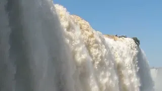 من أنت كيف اقتحمت  الأرض قاطبة  حتى سرى منك رعب  في نواحيها                                دندنها