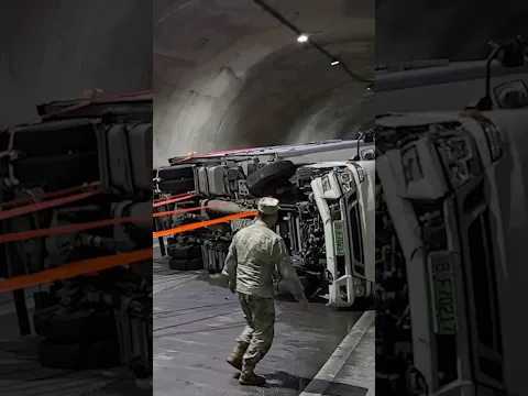 安全感拉满！西藏军区某部汽车兵路遇货车侧翻，官兵们合力徒手拉起车辆，及时救援。#熱門 #中国