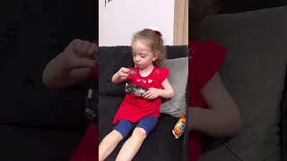 عم تلحس الاكلات و تطعمنا 