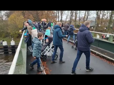 Video Beelden van de Sinterklaasintocht in Delden op 26 november 2023, gepubliceerd door Nieuws uit Delden. Dit zijn beelden van een eerdere editie.