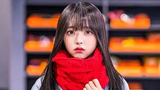 بنت جميلة بتتعرض للتنمر في المدرسة عشان امها وابوها ميتين وبتروح تعيش مع الكابتن بتاعها وهناك بتتصدم 