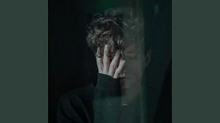 موسيقي تعبر عن الحزن والألم دندنها