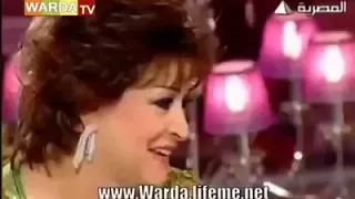 الفنانة وردة وهى بتتعرف على الطفل اللى قام بدور ابنها فى مسلسل أوراق الورد بعد ما كبر   دندنها