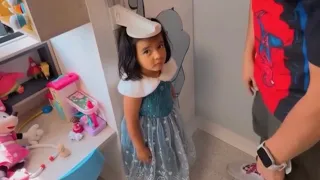 El dia de hoy llevamos a nuestras niñas al pediatra y Isabella ya mide más de 100cm 😱🥰🥰