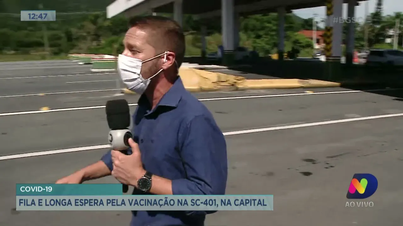 Covid-19: fila e longa espera pela vacinação na SC-401, em Florianópolis