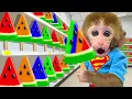 Download Lagu Bebé Mono BonBon va a vender helado arcoíris y cuida al cerdito adorable en casa.