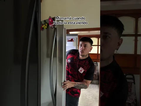 Mi mamá, cuando nadie la está viendo😅