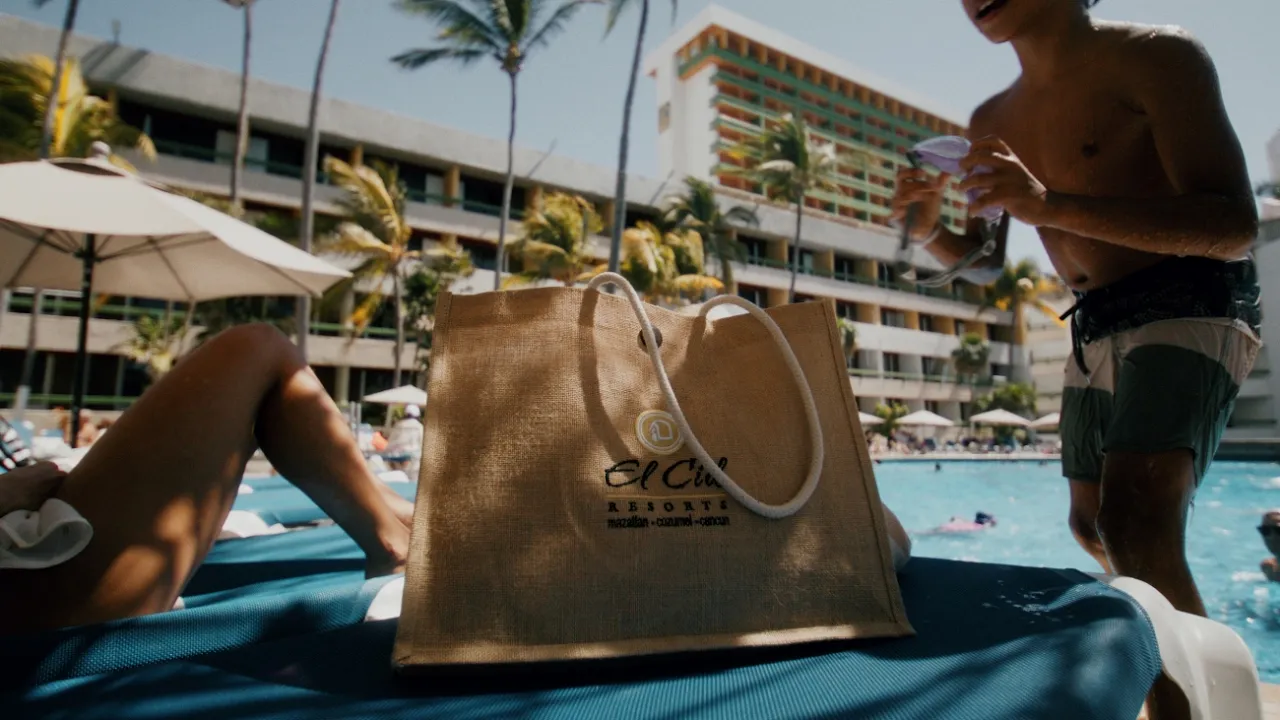 El Cid Resorts Espanol — El Cid Resorts — La Familia Lo Une Todo (YouTube video ad)