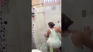 روتين يومي بدون ملابس داخلية في الحمام نار 