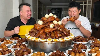 The selfish older brother thought he was eating roast duck, but it was actually bones.