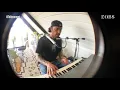 Hanni El Khatib chante "Alive" au piano en téléconcert depuis Los Angeles