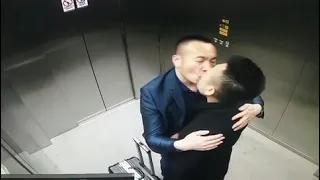 Chinese Gay Kissed Each Other In Elevator 