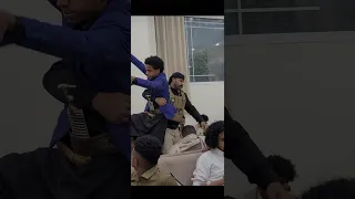 في اليمن  هكذا قام الحارس بإخراج الفنان من صالة العرس