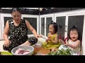 Download Lagu Hai bé vô bếp phụ bà Nội làm thịt kho trứng mừng bà Tư qua nhà thăm | TNCM