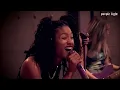WILLOW - Wait a Minute! (Español)