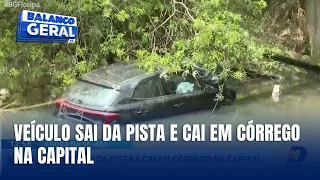 Veículo sai da pista e cai em córrego na SC-401 em Florianópolis