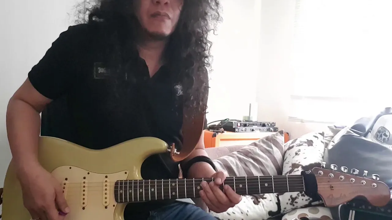 Ada pun bt lagu2 ni...the best solo guitar fender....in malaysia....shahrul eka & man keedal tribute