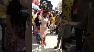 Dada Muuza Ndizi Aleta Kizaa Zaa Barabara Ya Msimbazi 