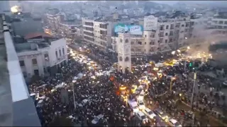 احتفال أهالي حماة بالنصر في ساحة حماة ميلي ياحماة ميلي يا أم الناعورة السودة  دندنها