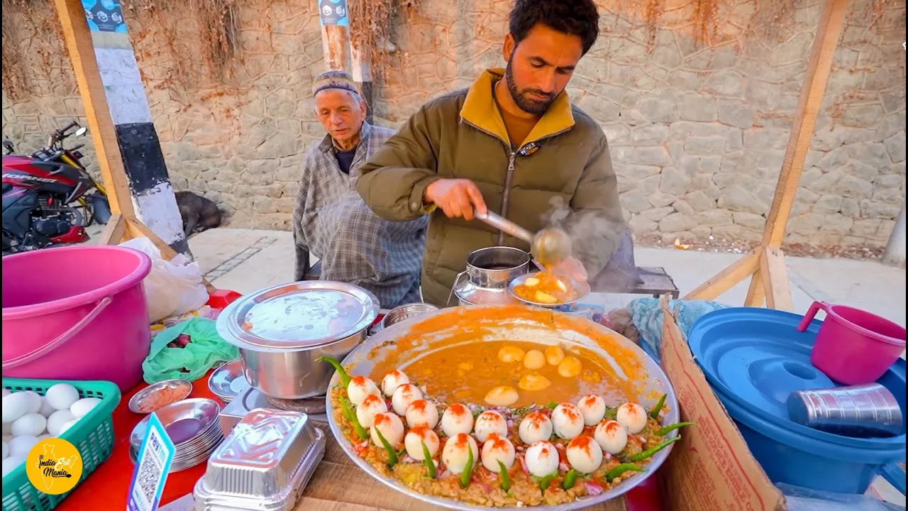 Kashmiri Hardworking Man Selling Anda Chole Combo Making Rs. 30/- Only l Srinagar Street Food