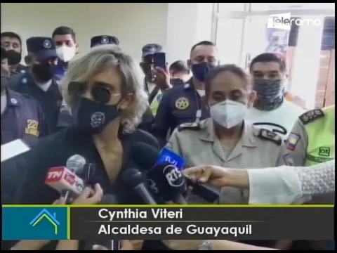 Municipio de Guayaquil entrega canastas navideñas a policía Nacional