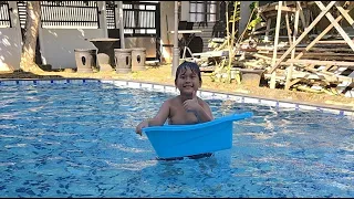 Berenang Pakai Bak Cucian Emak
