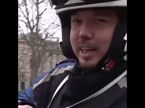 Le livreur grille le feu sous le nez des policiers et jure qu'il était pourtant vert