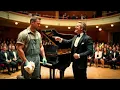 Download Lagu Alleenstaande vader als conciërge werd gevraagd om als grap piano te spelen, maar wat hij speelde de