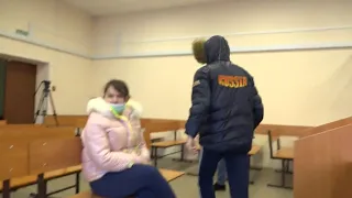 Сдают нервы — главарь банды сутенеров разбил лавочку в Куйбышевском суде штативом
