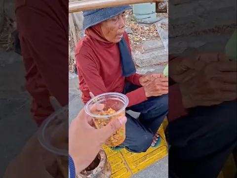 Saat Dagangan Nenek Tak Laku, Pria Ini Datang Membawa Harapan