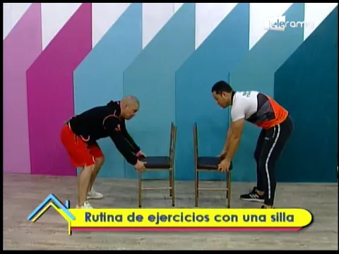 Rutina de ejercicios con una silla