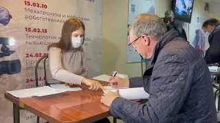 Губернатор Александр Бурков проголосовал на выборах в Омский горсовет
