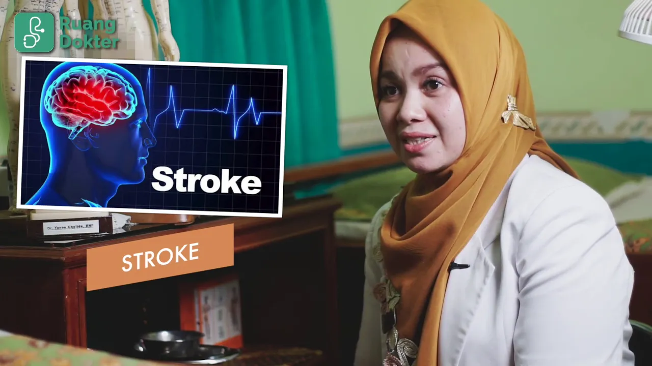 Dokter Widiyanto Ahli pengobatan akupuntur & urat syaraf saat mengobati pasien yang mengalami sakit . 