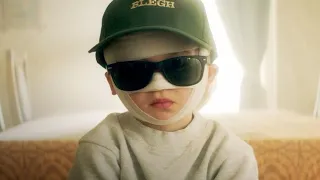 ولد مغطى وشه من يوم ما اتولد لأن أى حد بيشوف وشه بيموت فى لحظتها ملخص فيلم Looks That Kill 