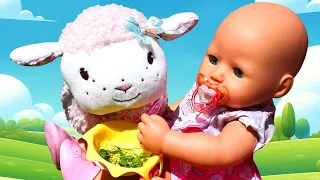 Baby Annabell doll goes to the toy zoo and meets new friends! The baby doll feeds toy animals.
