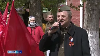 Омских фронтовиков и тружеников тыла в эти дни поздравляют на дому