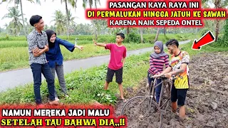 pasangan kaya raya dipermalukan hingga jatuh kesawah kerena naek sepeda ontel namun mereka jadi malu
