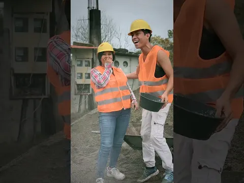 Se disfraza de albañil para sorprender a sus trabajadores.
