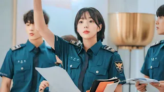 بنت بتدخل كلية الظبابيط علشان تبقى مع ظابط بتحبه لكنها بتقع في حب ظابط تاني أحسن منه 