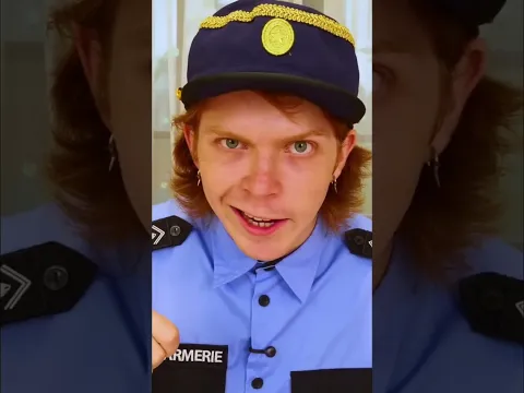 Le gendarme arrête une voiture… en plein circuit automobile ! #shorts #voitures #jouets