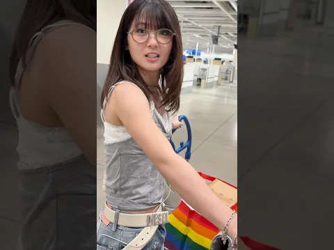 IKEAでバカでかい家具を買って持って帰ろうとするバカ母娘ww