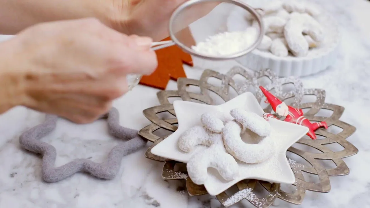 How to make Vanilla Crescents / Almond Crescent Cookies  / Vanillekipferl ✪ MyGerman.Recipes. 