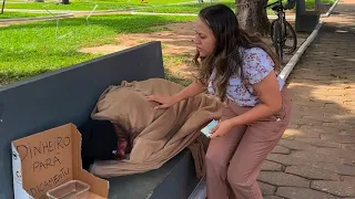 Morador de rua dorme na praça e o que acontece com seu único dinheiro vai te surpreender 💔😭 O Filme