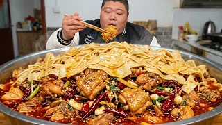 【地锅鸡】地道地锅鸡堪称当地一绝搭配秘制甜醋火锅吃法，风味碰撞直击味蕾鸡肉炖煮透彻层层入味，入口瞬间鲜香十足【胖猴仔】