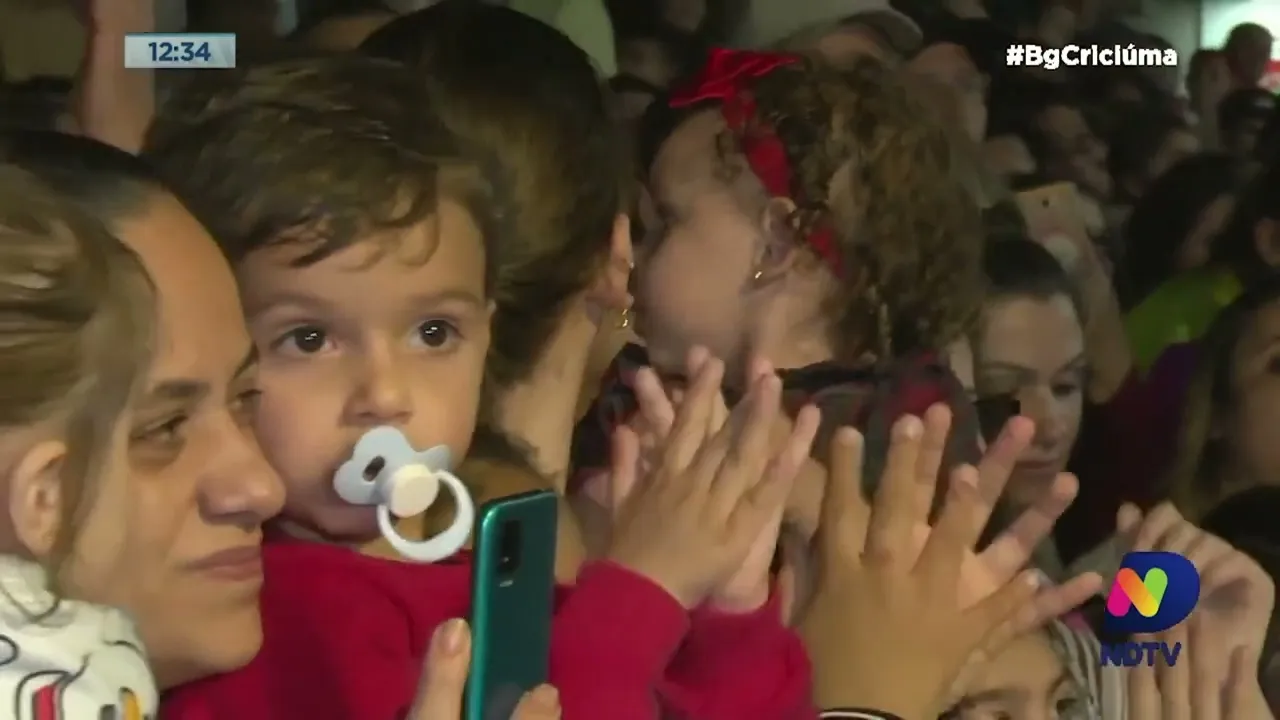 Apresentações artísticas e a chegada do Papai Noel trazem a magia do Natal para Cocal do Sul