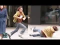 Video di Joaquin Phoenix Falls Hard While Filming 'Joker' in NYC