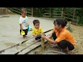 Download Lagu Ontwerp van een bamboehek, kinderen die in bad spelen - droomhuis, leven van alleenstaande moeder.