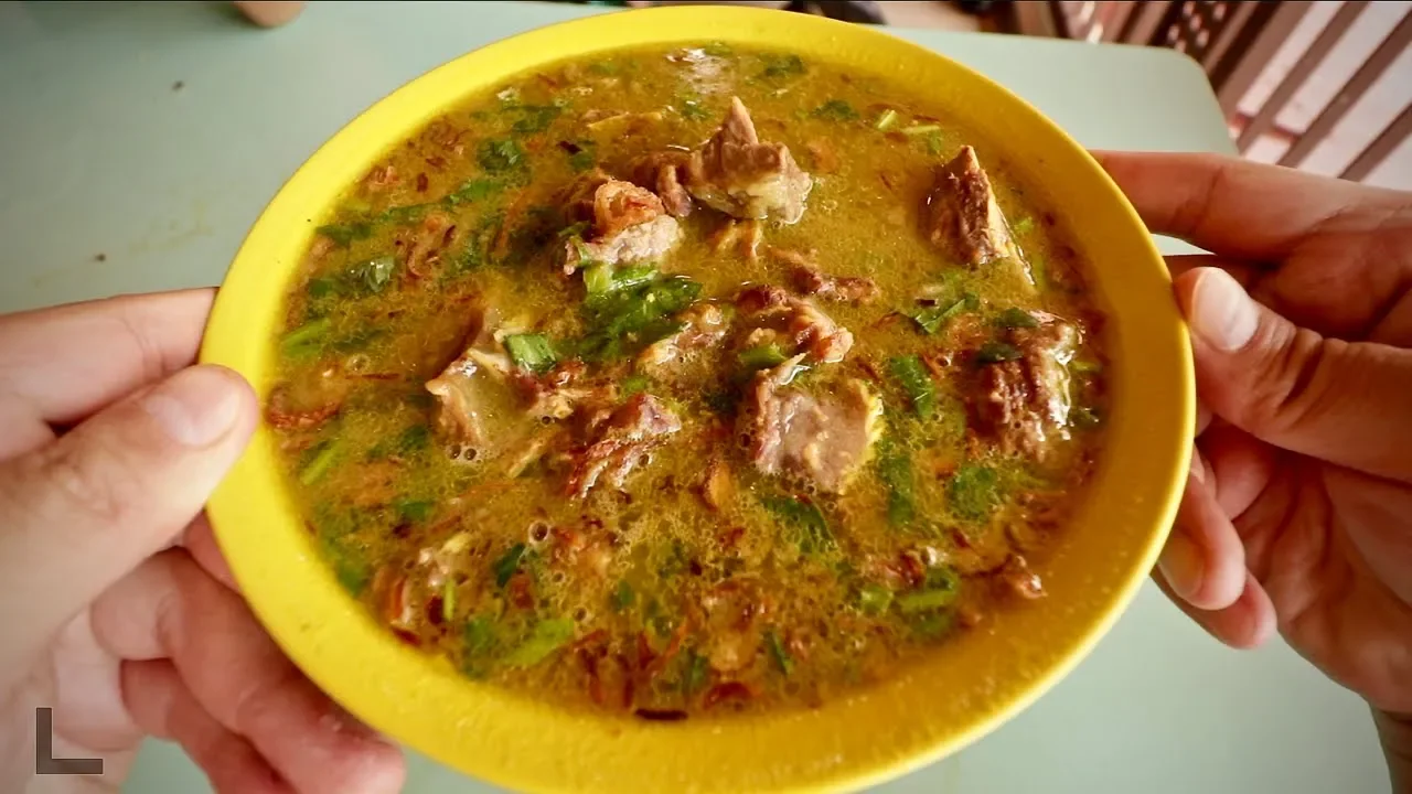 MUTTON SOUP to die for at Geylang Serai! (Singapore street food)