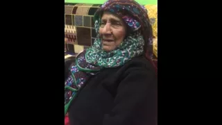 عجوز تبكي وتترحم علي الملك عبدالله رحمة الله دندنها