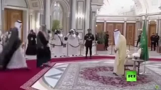 ولي العهد البحريني يرفض السلام علي امير قطر 